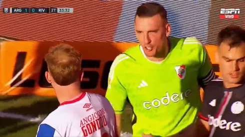 El arquero de River se cruzó con el delantero de Argentinos.