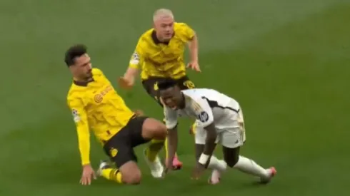 Vinícius Júnior se inventó una insólita falta.