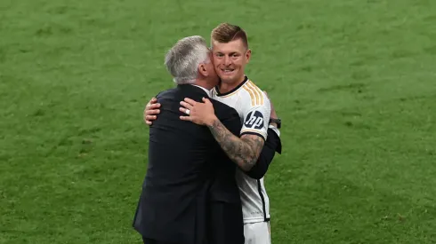 Toni Kroos y el abrazo con Carlo Ancelotti a su salida del campo.
