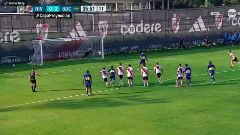 VIDEO | Beltrán, arquero de River, atajó un penal a Mauricio Benítez en el Superclásico de Reserva