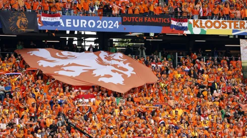 Los fanáticos neerlandeses en la previa del debut en la Eurocopa 2024 (IMAGO)
