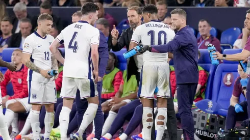 Gareth Southgate con el plantel de Inglaterra en el partido ante Serbia (IMAGO)