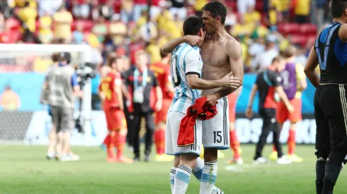 Lionel Messi junto a Martín Demichelis en el Mundial 2014 con la Selección Argentina
