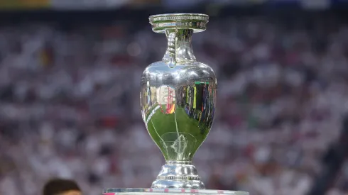 El trofeo de la Eurocopa.
