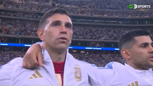 Dibu Martínez cantando el himno junto al Cuti Romero.