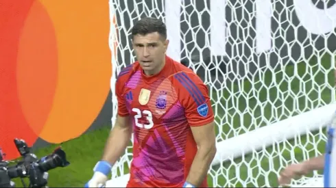 Dibu Martínez y su reacción al errado de Valencia.