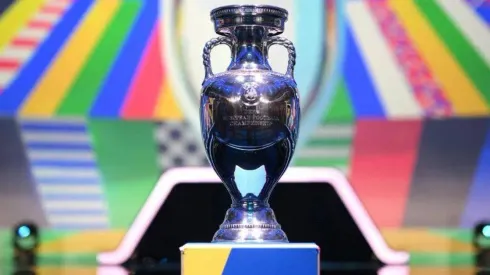 El trofeo de la Eurocopa que se llevará el vencedor del duelo clave en Berlín el próximo 14 de julio.
