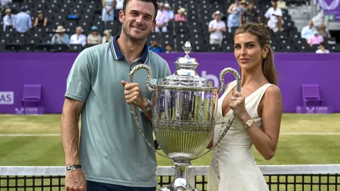 Tommy Paul y Paige Lorenze tras ganar el torneo de Queens (IMAGO)