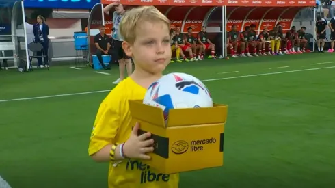 Mirko ingresó al césped del MetLife Stadium.
