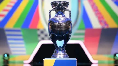 El anhelado trofeo de la Eurocopa.
