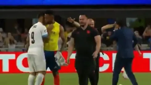 El cruce entre Luis Suárez y Miguel Borja.