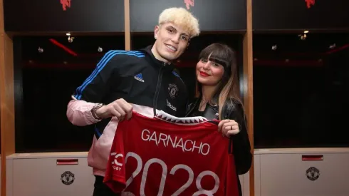 Alejandro Garnacho junto a Eva García.
