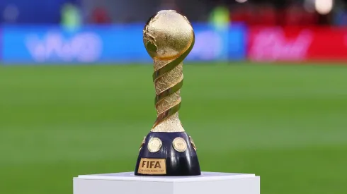 El trofeo de la Copa Confederaciones.
