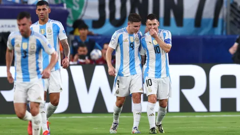 Julián Álvarez y Lionel Messi festejan el gol de Argentina en la semifinal contra Canadá.

