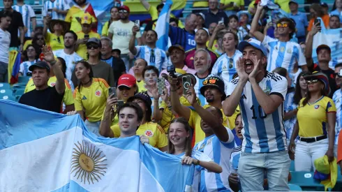 Los hinchas argentinos comparten tribuna con los colombianos.
