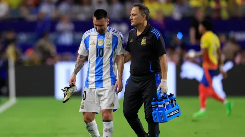 Así salió Messi de la cancha tras su lesión en la final de la Copa América 2024.