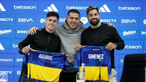 Brian Aguirre y Milton Giménez junto a Juan Román Riquelme.
