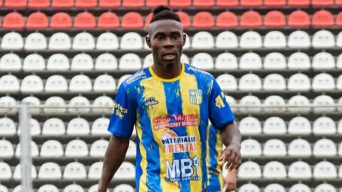 Félix Orode, el futbolista nigeriano, ex San Lorenzo y actual de Ballester.