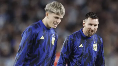 Garnacho junto a Lionel Messi en la Selección Argentina.
