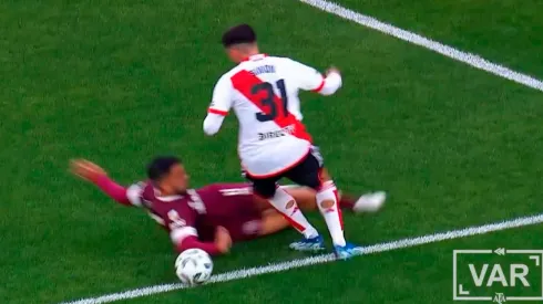 La mano de Luciatti en el River vs. Lanús.