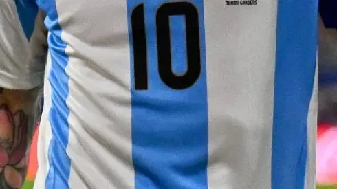 La Selección Argentina, en los Juegos Olímpicos de París 2024, utilizará una camiseta sin el escudo de la AFA.
