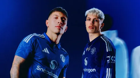 Garnacho y Lisandro Martínez presentación camiseta Manchester United suplente temporada 2024/25