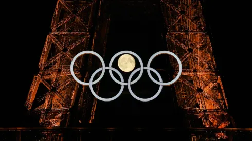 Los anillos olímpicos en la Torre Eiffel.

