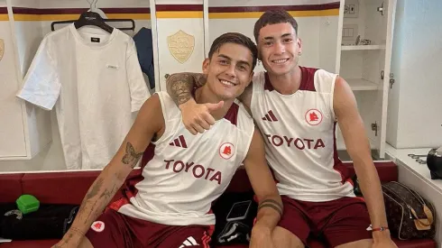 Matías Soulé junto a Paulo Dybala.
