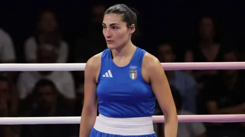 Angela Carini tras caer en los Juegos Olímpicos contra Imane Khelif.
