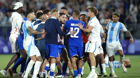 La pelea entre Argentina y Francia tras el triunfo local.
