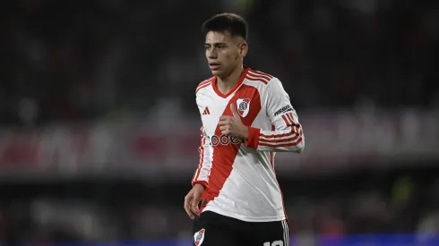 Claudio Echeverri con la camiseta de River.
