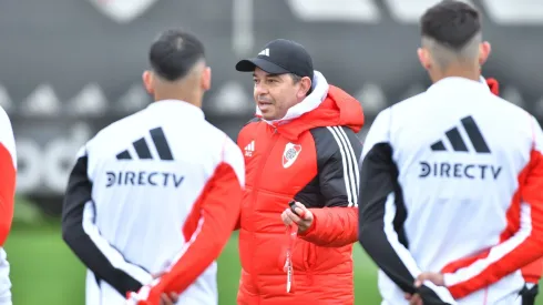 Marcelo Gallardo dirigiendo una práctica de River.
