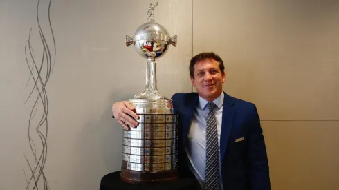 Alejandro Domínguez con la Copa Libertadores.
