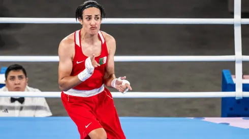 Imane Khelif celebra su victoria en la final olímpica.
