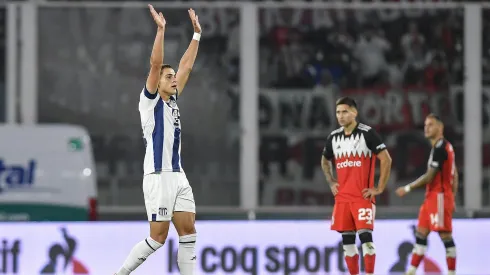 Ramón Sosa enfrentando a River.
