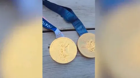 Comparan las medallas de Tokio 2020 y París 2024.
