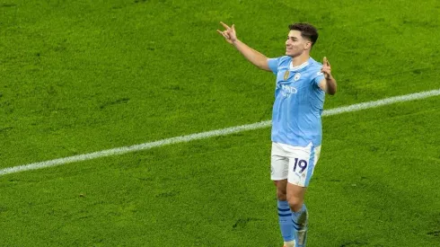 Julián Álvarez celebra un gol para Manchester City.
