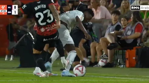Maffeo le pegó una fuerte patada a Vinicius.
