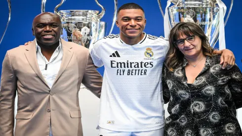 Kylian Mbappé junto a sus padres en la presentación como jugador del Real Madrid.
