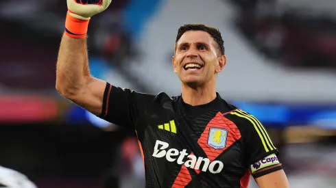 Dibu Martínez renovó con el Aston Villa