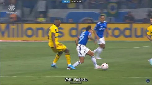 Revelador audio del VAR de la expulsión de Luis Advíncula en Boca ante Cruzeiro por la Sudamericana