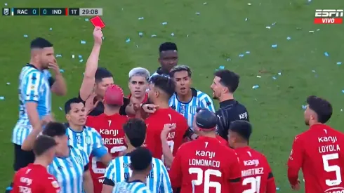 La roja en el aire para el defensor de la visita.