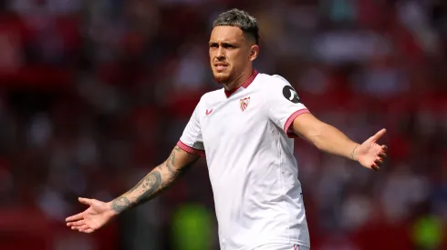 Tras el fichaje de Lucas Ocampos con Rayados de Monterrey, en Sevilla definen su reemplazo