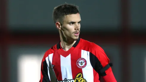 Romeo Beckham con la camiseta de Brentford.
