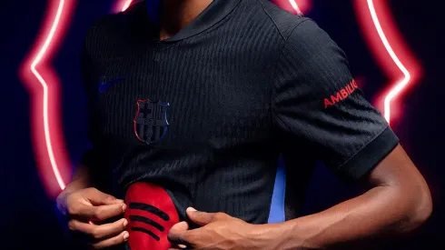 Barcelona lanzó su camiseta suplente para la Temporada 2024/25
