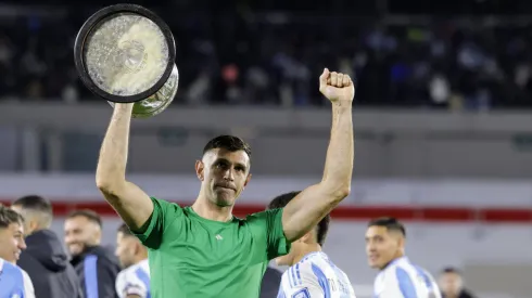 Emiliano Martínez junto al trofeo de la Copa América.
