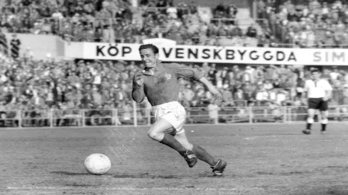 Raymond Kopa, jugando para la Selección de Francia, de la que se convirtió en leyenda.