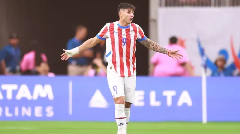 Adam Bareiro con la camiseta de la Selección de Paraguay.
