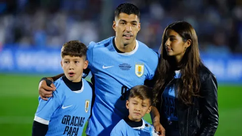 Luis Suárez, antes de su último partido con Uruguay, junto a sus hijos.
