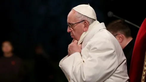 El Papa Francisco, siempre atento al fútbol.
